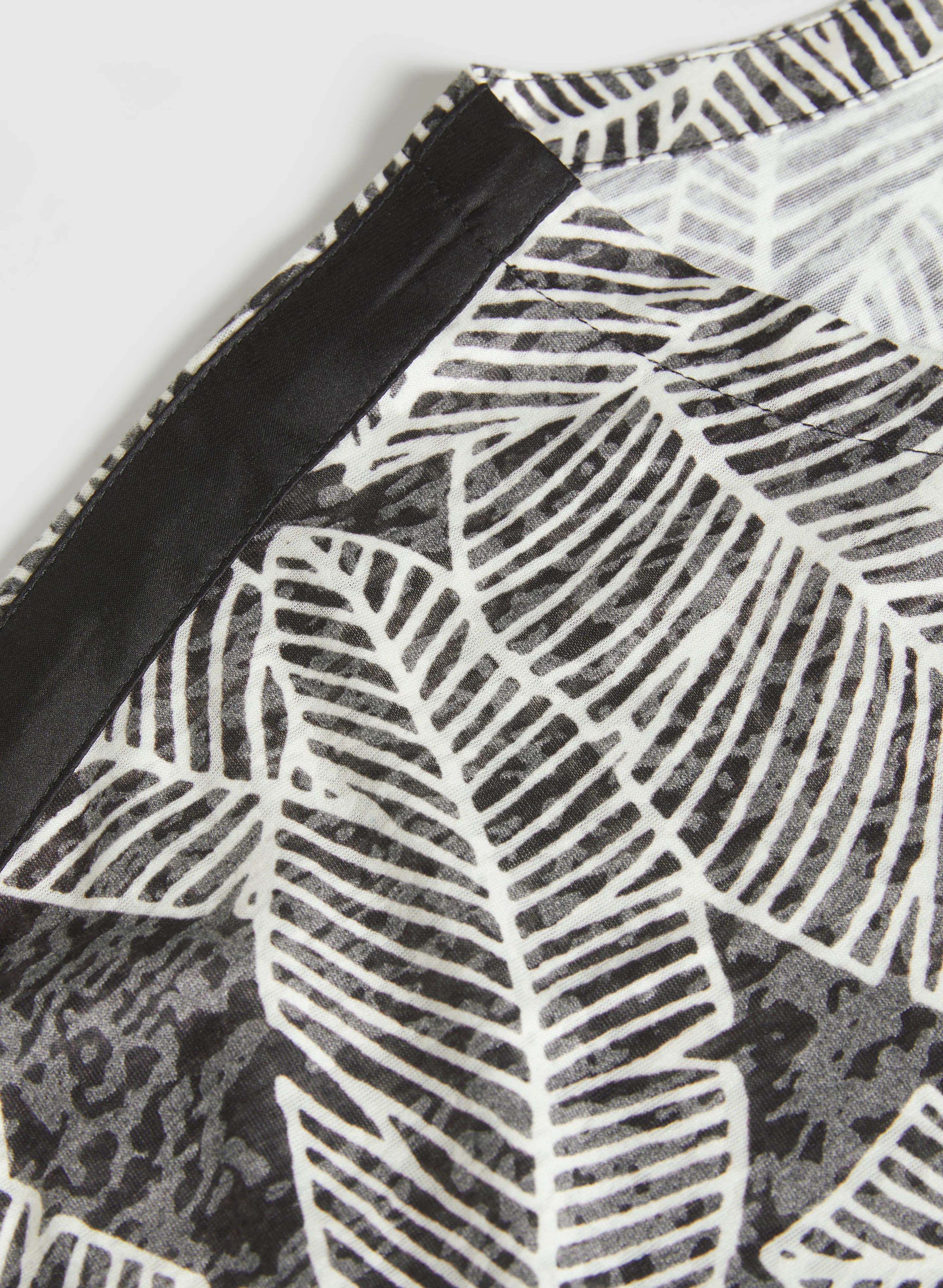 Leaf Print T-Shirt - Image 7